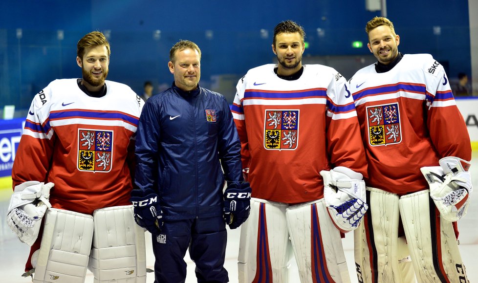 Brankářská skvadra na MS v hokeji: Pavel Francouz, kouč brankářů Petr Jaroš, Petr Mrázek a Dominik Furch