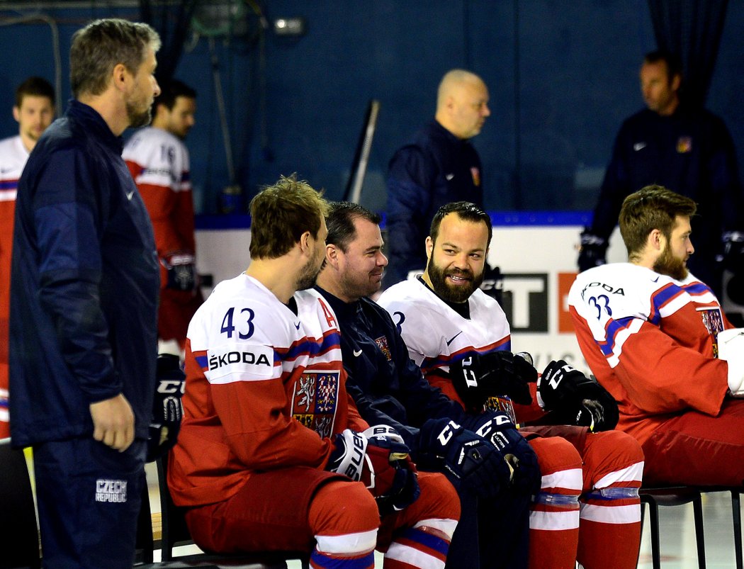 Jan Kovář a Radko Gudas při týmovém focení žertují s asistentem trenéra Jaroslavem Špačkem