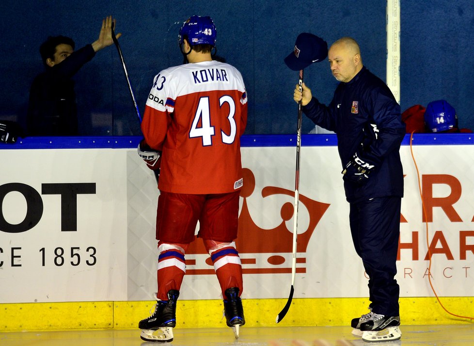 Jan Kovář a asistent Jiří Kalous před týmovým focení na MS