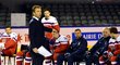 Asistent generálního manažera reprezentace Milan Hnilička diriguje hokejisty na týmovém focení