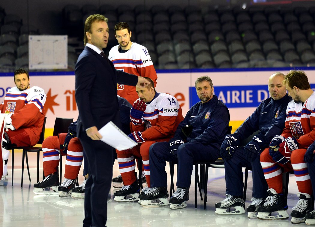 Asistent generálního manažera reprezentace Milan Hnilička diriguje hokejisty na týmovém focení