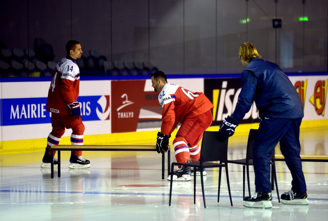 Václav Prospal chystá s hokejisty kulisy na týmové focení