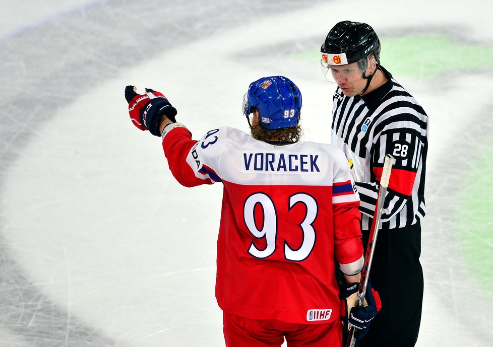 Jakub Voráček diskutuje s rozhodčím v zápase se Švýcarskem