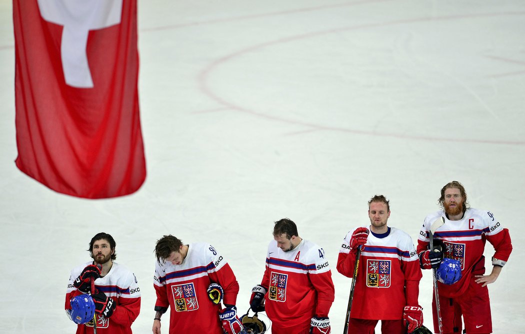 Smutní čeští hokejisté Michal Kempný, David Pastrňák, Jan Kovář, Jakub Jeřábek a Jakub Voráček