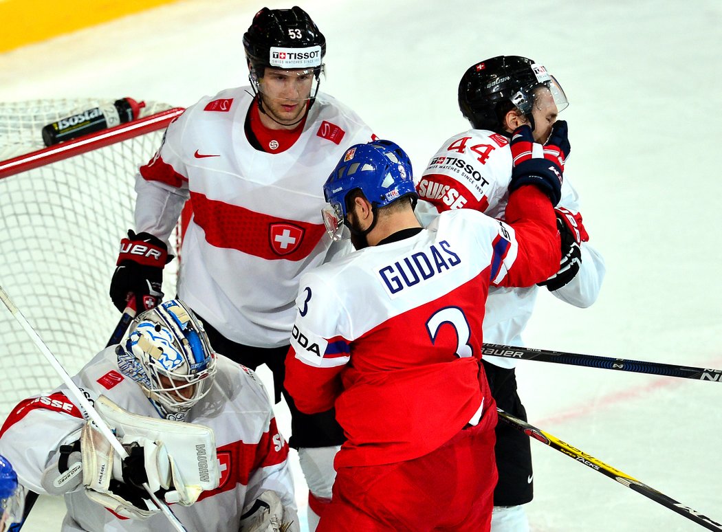 Radko Gudas a jeho pěst dopadající na Švýcara Pia Sutera