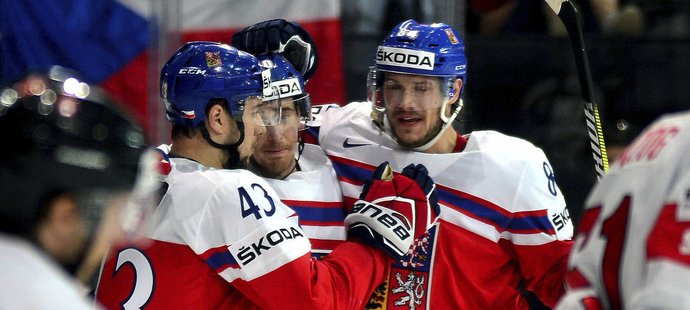 Čeští hokejisté se radují z gólu Romana Červenky v zápase se Švýcarskem