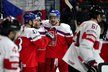 Čeští hokejisté se radují z gólu Romana Červenky v zápase se Švýcarskem