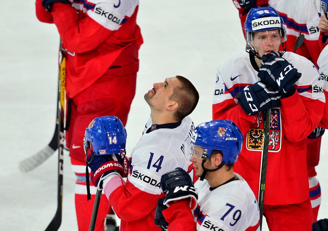 Zklamaný Tomáš Plekanec sleduje kostku nad ledem po porážce se Švýcarskem