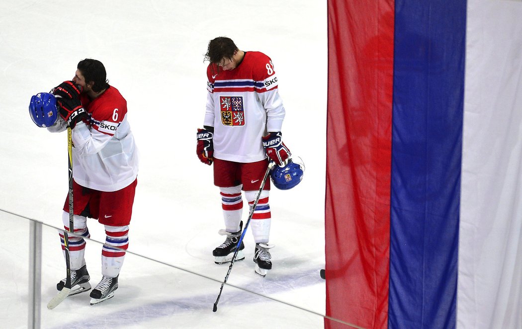 Michal Kempný a David Pastrňák při ruské hymně po vyřazení ve čtvrtfinále MS v hokeji