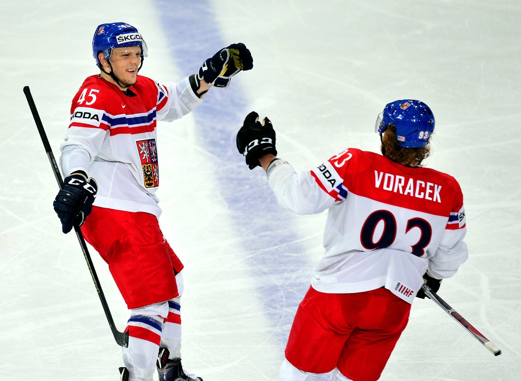 Radim Šimek a Jakub Voráček se radují po vstřelené brance za záda běloruského gólmana Kevina Lalanda