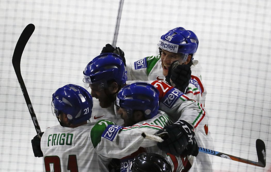 Italští hokejisté se radují z vyrovnávací branky na 1:1 proti Slovensku, o kterou se postaral Giovanni Morini