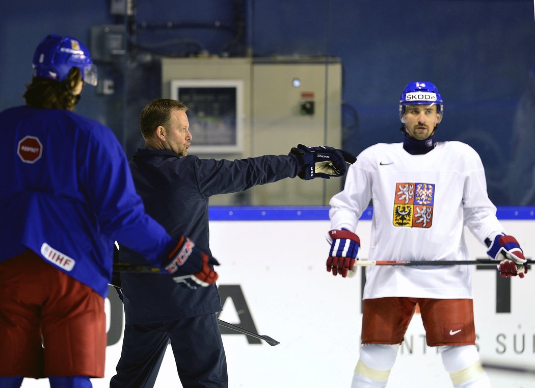 Trenér brankářů české reprezentace Petr Jaroš, vpravo Tomáš Plekanec