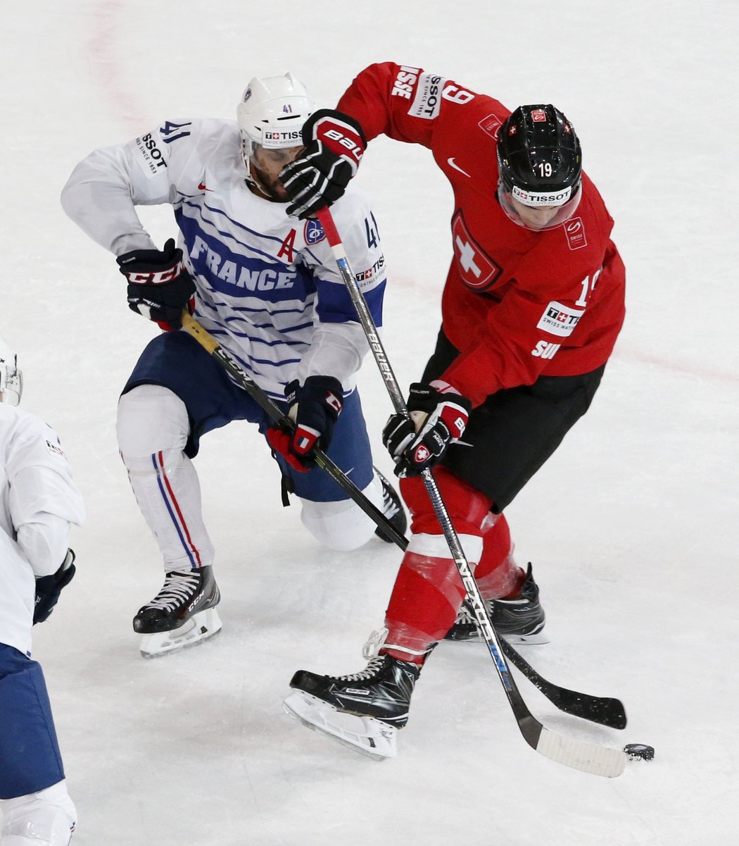 Francouzská hvězda z NHL Pierre-Edouard Bellemare proti švýcarskému útočníkovi Rettu Schappovi