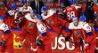 Čeští hokejisté se vrhají na led po vítězství na nájezdy se Švýcarskem