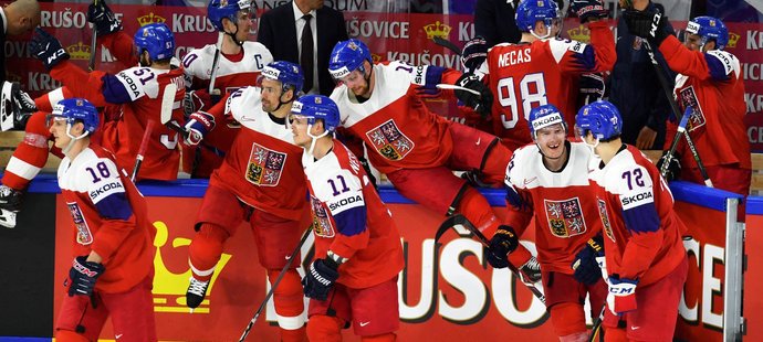 Čeští hokejisté se vrhají na led po vítězství na nájezdy se Švýcarskem