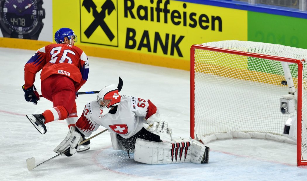 Michal Řepík proměňuje jediný nájezd v duelu se Švýcary