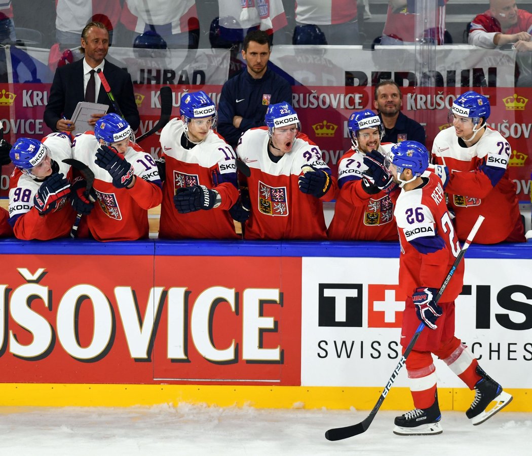 Michal Řepík se raduje z proměněného nájezdu v zápase proti Švýcarsku