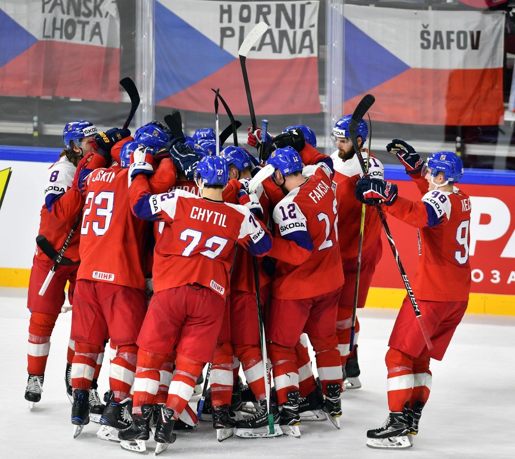 Čeští hokejisté se radují z vydřeného triumfu v nájezdech se Švýcarskem