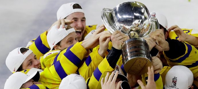 Švédští hokejisté se radují s pohárem pro mistry světa