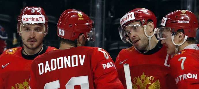 Ruští hokejisté se radují ze vstřelené branky vytvořené souhrou Jevgenije Dadonova a Pavla Dacjuka