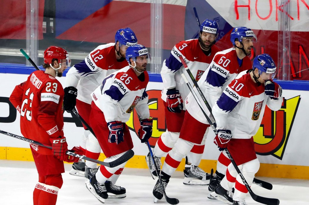 Michal Řepík (uprostřed) přidal třetí branku českého národního týmu proti Bělorusku