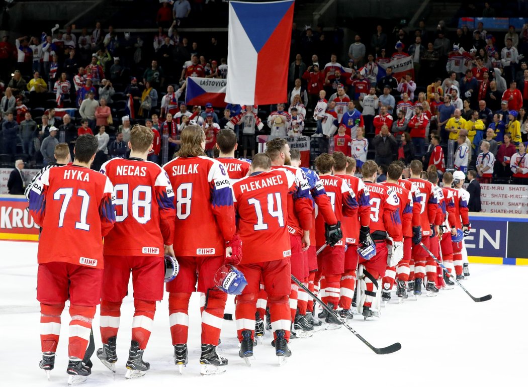 Český národní tým si úžívá sladký pocit z vítězství za doprovodu státní hymny