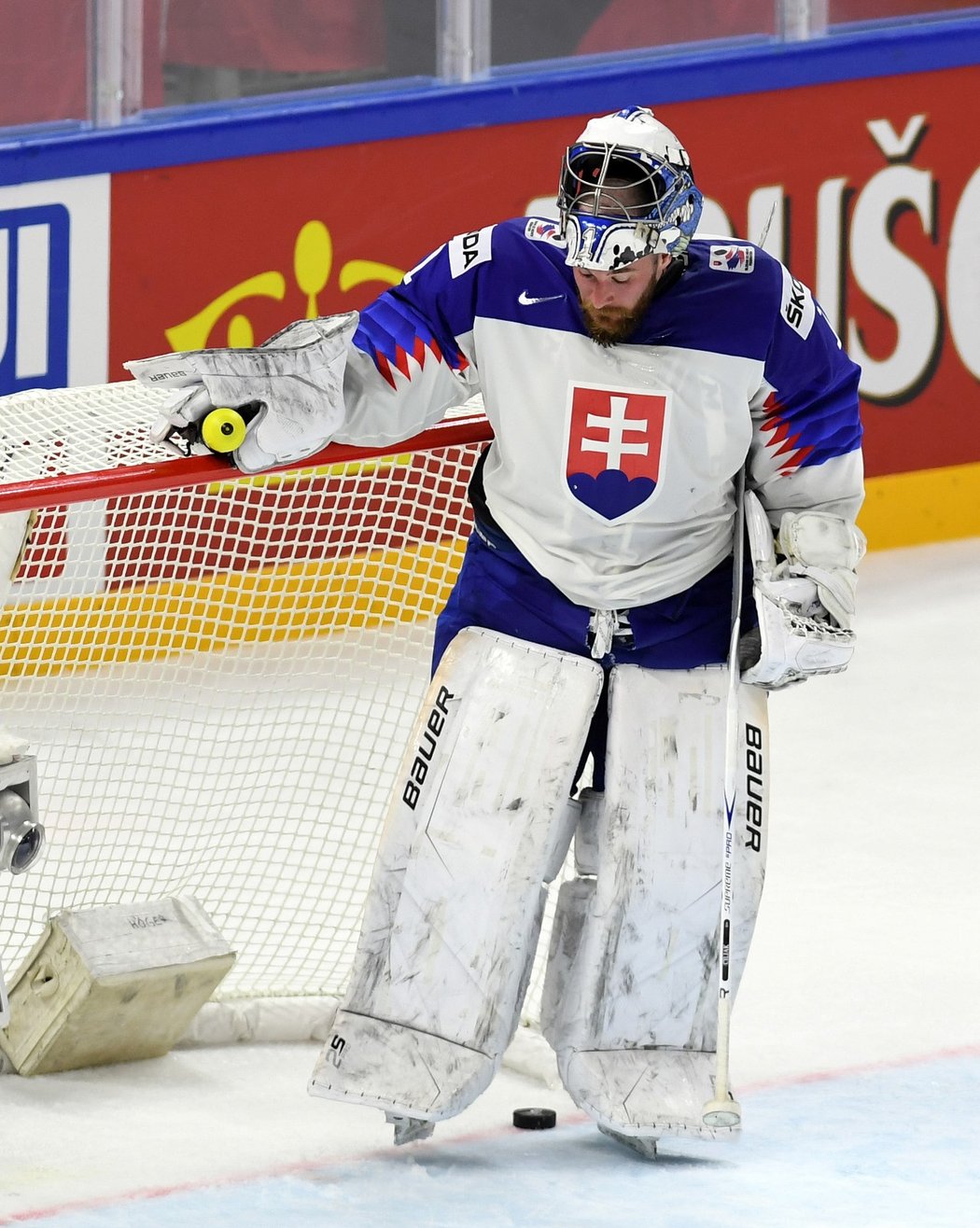 Brankář brněnské Komety Marek Čiliak dlouho trápil český výběr, v závěru však pustil dva góly a svůj tým vítězství nedovedl