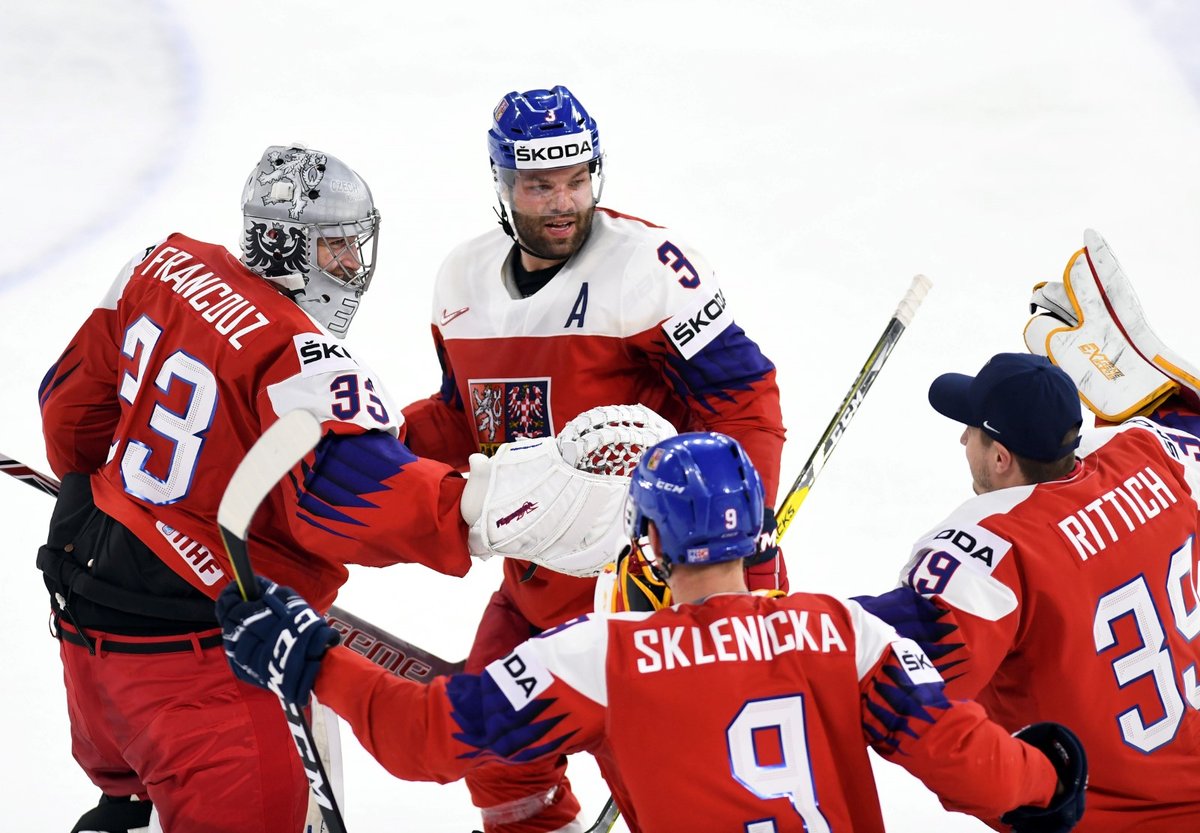 Čeští hokejisté slaví výhru nad Slovenskem