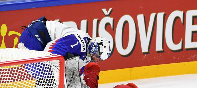 Autor vyrovnávací trefy proti Slovensku Martin Nečas narazil ošklivě do mantinelu. Po pádu na led k němu okamžitě přispěchal brankář Marek Čiliak, parťák z Komety Brno