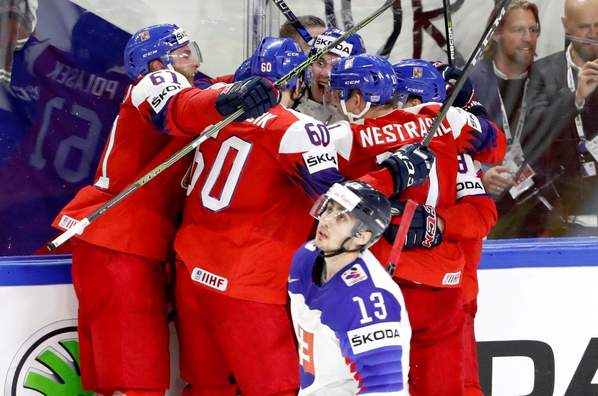 Čeští hokejisté objímají střelce vyrovnávací branky Martina Nečase, který srovnal skóre deset vteřin před koncem