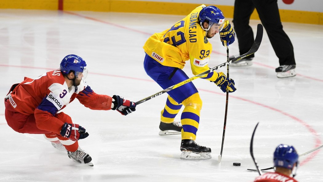 Radko Gudas šťourá do šance Miky Zibanejada ze Švédska