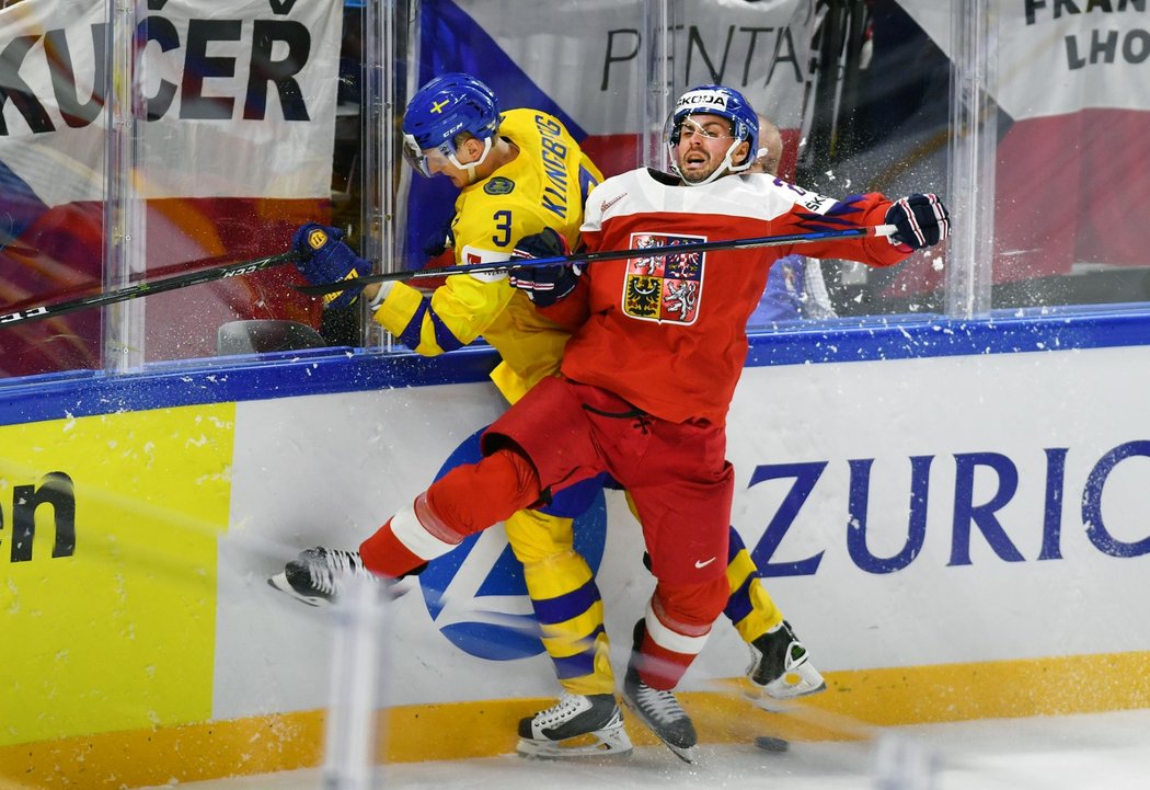 Český útočník Michal Řepík v souboji se Švédem Johnem Klingbergem