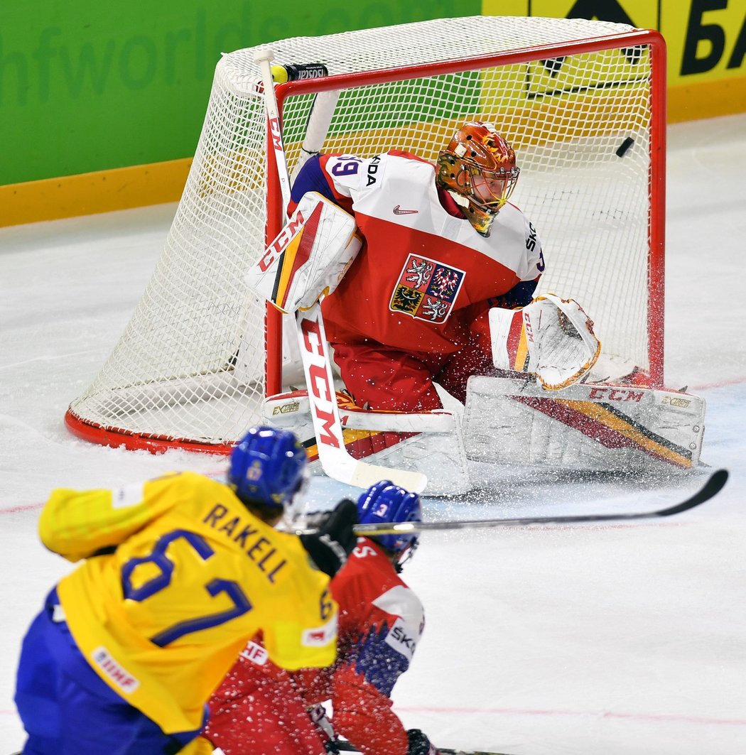 Švéd Rikard Rakell překonává Davida Ritticha