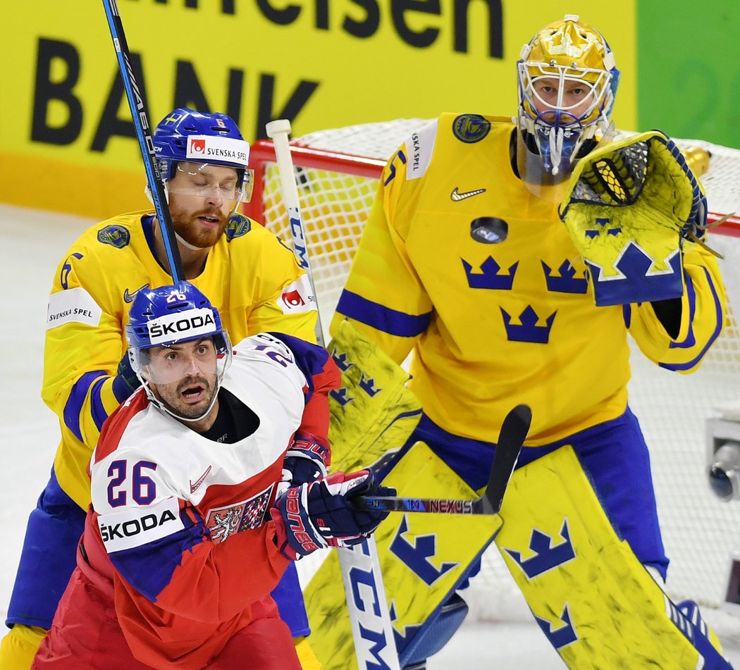 Český útočník Michal Řepík před brankou Magnuse Hellberga