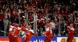 Dánští hokejisté oslavují úspěšnou gólovou akci
