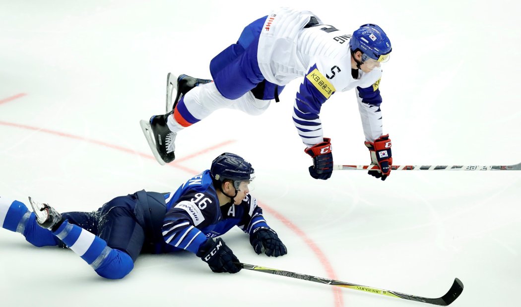 Korejský obránce Brian Young přeskakuje Fina Mikka Rantanena