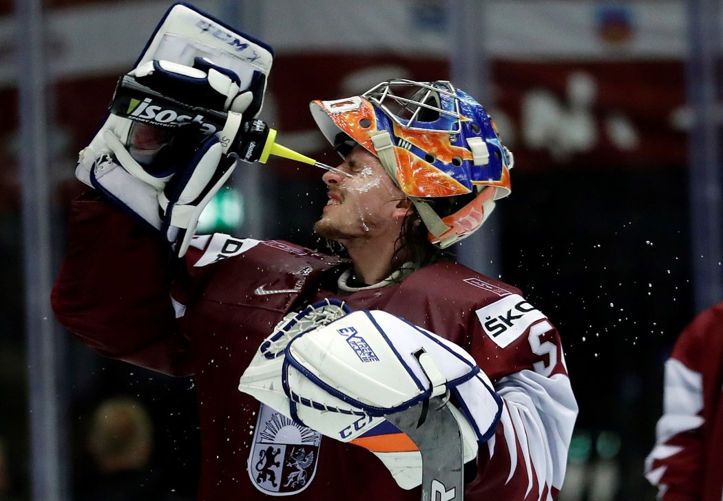 Kristers Gudlevskis se musel pořádně zchladit po třech inkasovaných brankách od Finska