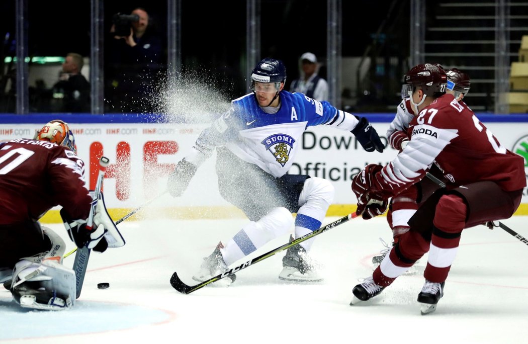 Fin Mikko Rantanen zchladil brankáře Kristerse Gudlevskise sprškou ledu