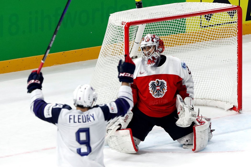 Francouzský útočník Damien Fleury podruhé překonává Bernharda Starkbauma