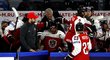 Rakouští hokejisté gratulují svému kapitánovi Thomasi Hundertpfundovi za vstřelení gólu