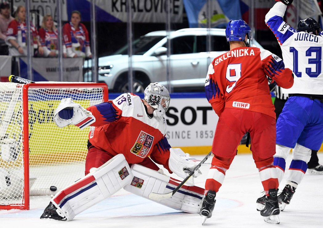 Brankář Pavel Francouz inkasuje branku od Slováků