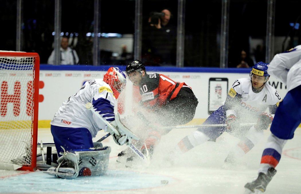 Jihokorejský brankář Matt Dalton dostal od kanadského soupeře ledovou spršku