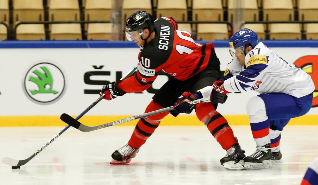 Brayden Schenn ujíždí jihokorejskému soupeři