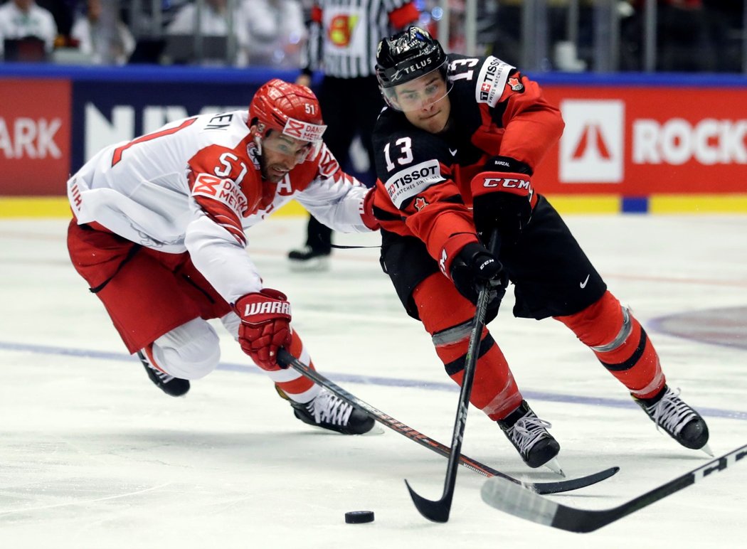 Matthew Barzal rozehrává kotouč