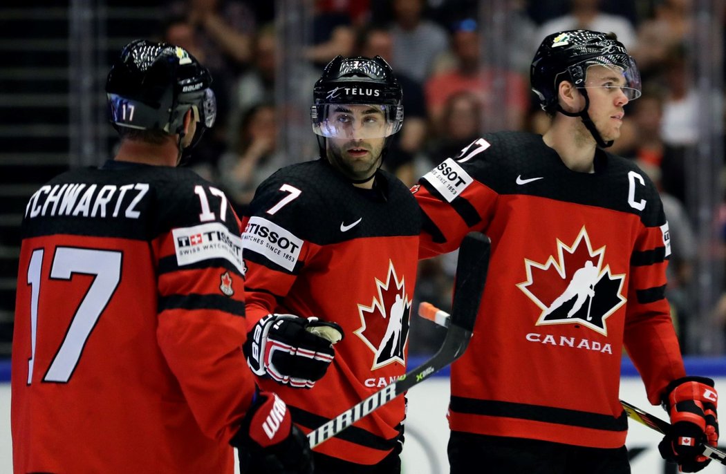 Kanadští hokejisté v utkání proti Dánsku