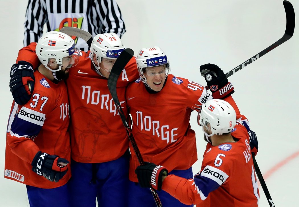 Norští hokejisté se radují ze vstřelené branky