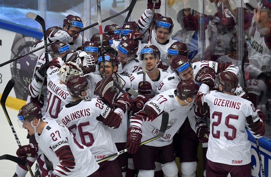 Lotyšští hokejisté se radují z úvodní výhry na světovém šampionátu v Dánsku