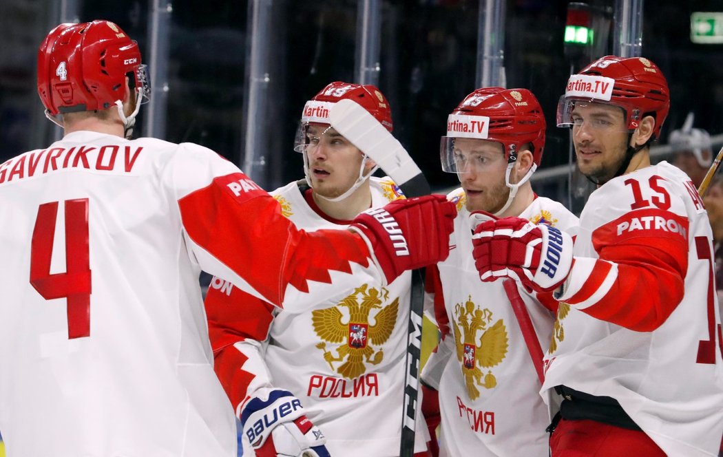 Ruští hokejisté oslavují gól vstřelený rakouské reprezentaci