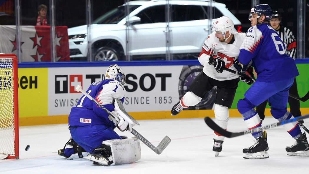 Švýcarský reprezentant Tristan Scherwey překonává Marka Čiliaka