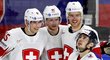 Švýcarští hokejisté se radují z gólu, Slovák Tomáš Jurčo naopak smutní